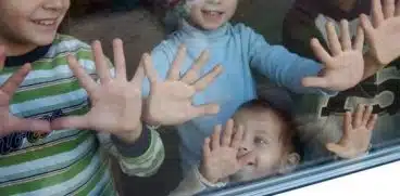 Un bărbat crescut la orfelinat a adoptat 5 frați pentru a nu fi separați: „N-am vrut să treacă prin ce-am trecut eu” | Demamici.ro