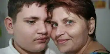 Un copil cu dizabilități din Iași a ajuns la mila statului după ce mama sa a murit | Demamici.ro