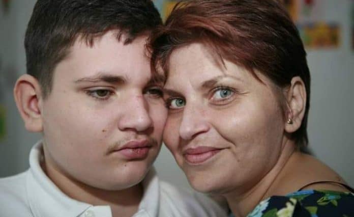 Un copil cu dizabilități din Iași a ajuns la mila statului după ce mama sa a murit | Demamici.ro