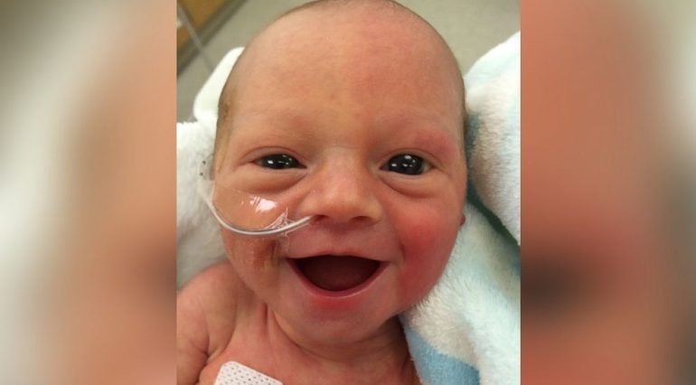 Zâmbet de învingătoare! O fetiță născută prematur zâmbește la doar 5 zile după venirea pe lume | Demamici.ro