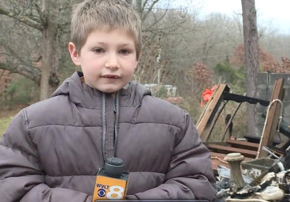 Un băiețel de 7 ani s-a întors în locuința cuprinsă de flăcări ca să-și salveze surioara