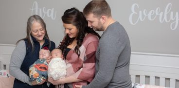 O bunică de 53 de ani a devenit mamă surogat pentru fiica ei. O lună mai târziu, tânăra a rămas și ea gravidă, tot cu o fetiță | Demamici.ro