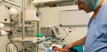 Tammam Youssef, medicul sirian care vine lună de lună la București, pentru a salva inimile copilașilor: „Bucuria cea mai mare a mea este că nu am gustat amărăciunea eșecului sau a morții copilului” | Demamici.ro