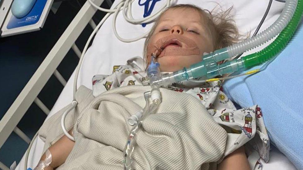 O fetiță de 11 luni a stat 4 luni cu o baterie blocată în gât. Medicii au crezut că are amigdalită | Demamici.ro