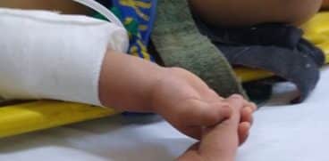 Un bebeluș îl ține de mână pe paramedicul care l-a salvat de la locul accidentului în care și-a pierdut ambii părinți | Demamici.ro