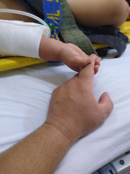 Un bebeluș îl ține de mână pe paramedicul care l-a salvat de la locul accidentului în care și-a pierdut ambii părinți | Demamici.ro