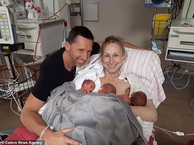 După 4 sarcini pierdute, a născut tripleți la 44 de ani! Povestea unui cuplu care s-a luptat ani în șir cu infertilitatea | Demamici.ro