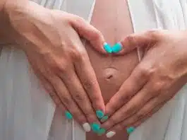 Am voie să mă dau cu ojă sau să am unghiile făcute cu gel dacă nasc prin cezariană? | Demamici.ro