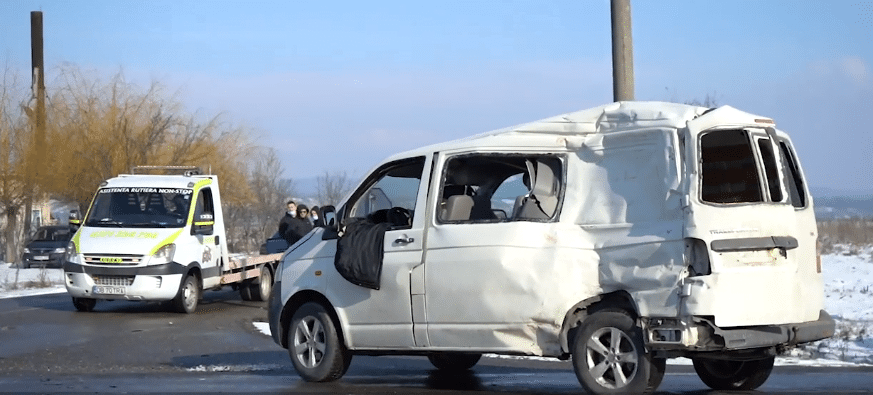 Accident cumplit în Dâmbovița! O mamă și un copil de 1 an și jumătate au zburat prin geamul mașinii | Demamici.ro