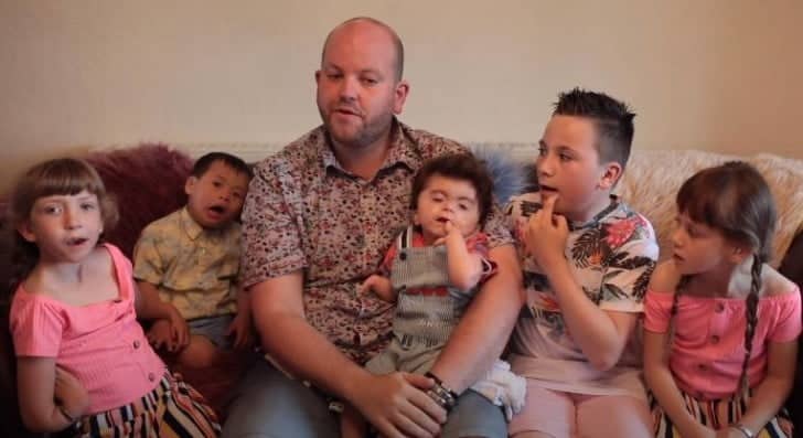 Un bărbat singur de 35 de ani a adoptat 6 copii cu dizabilități: „Niciun copil nu e greu de iubit!” | Demamici.ro