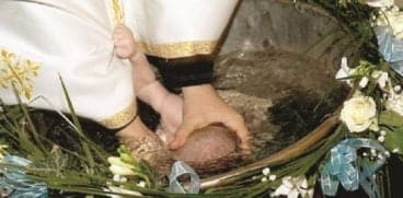 Bebeluș din Suceava, în stop cardio-respirator la botez, după ce a fost scufundat total în cristelniță | Demamici.ro