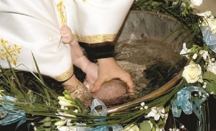 Un bebeluș din Suceava, în stop cardio-respirator la botez, după ce a fost scufundat total în cristelniță