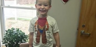 Povestea băiețelului de 3 ani, abandonat în cimitir împreună cu câinele lui | Demamici.ro