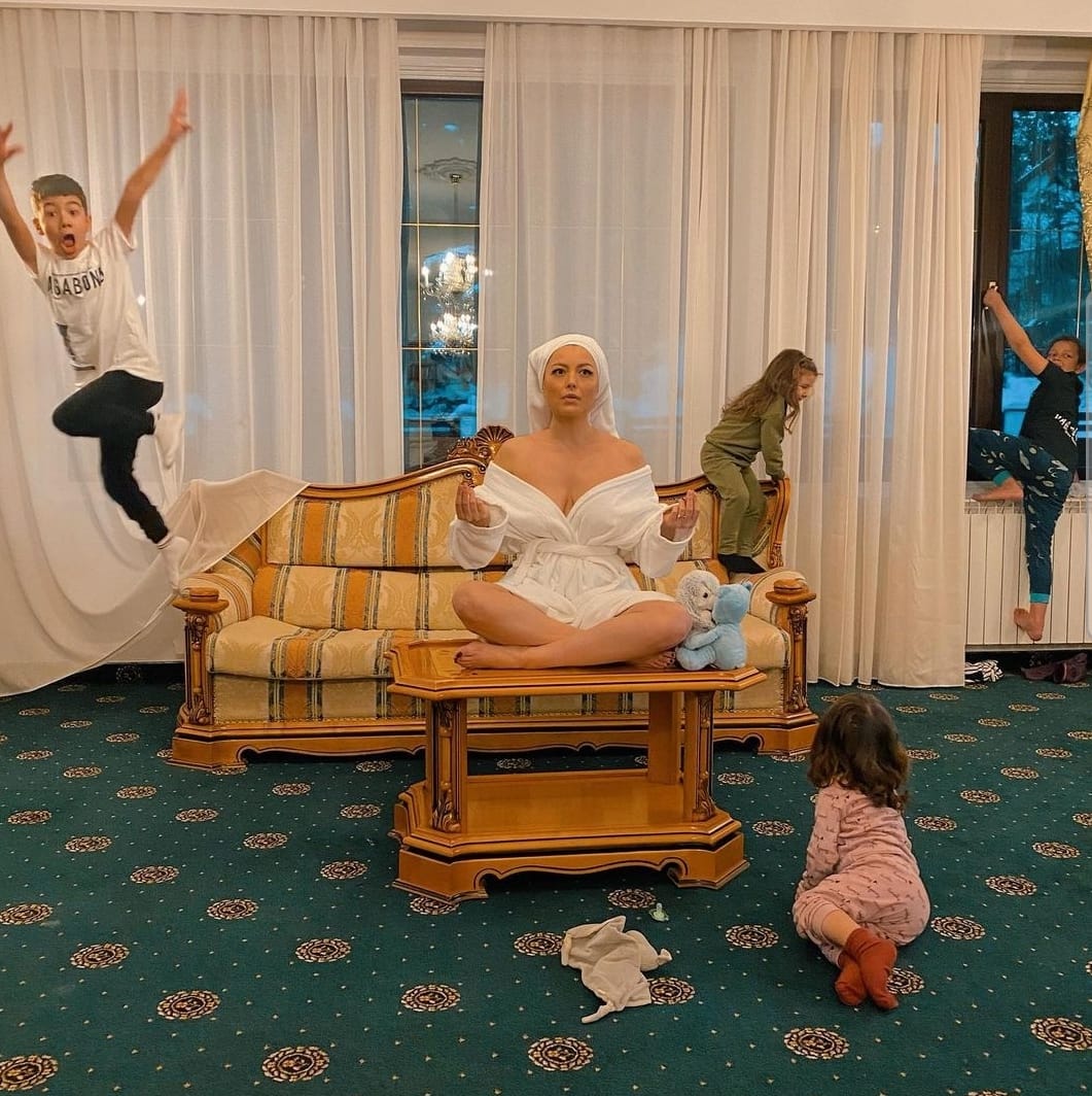 Elena Gheorghe, vacanță în familie cu duba: "Să pleci cu cinci copii la munte e o adevărată provocare"