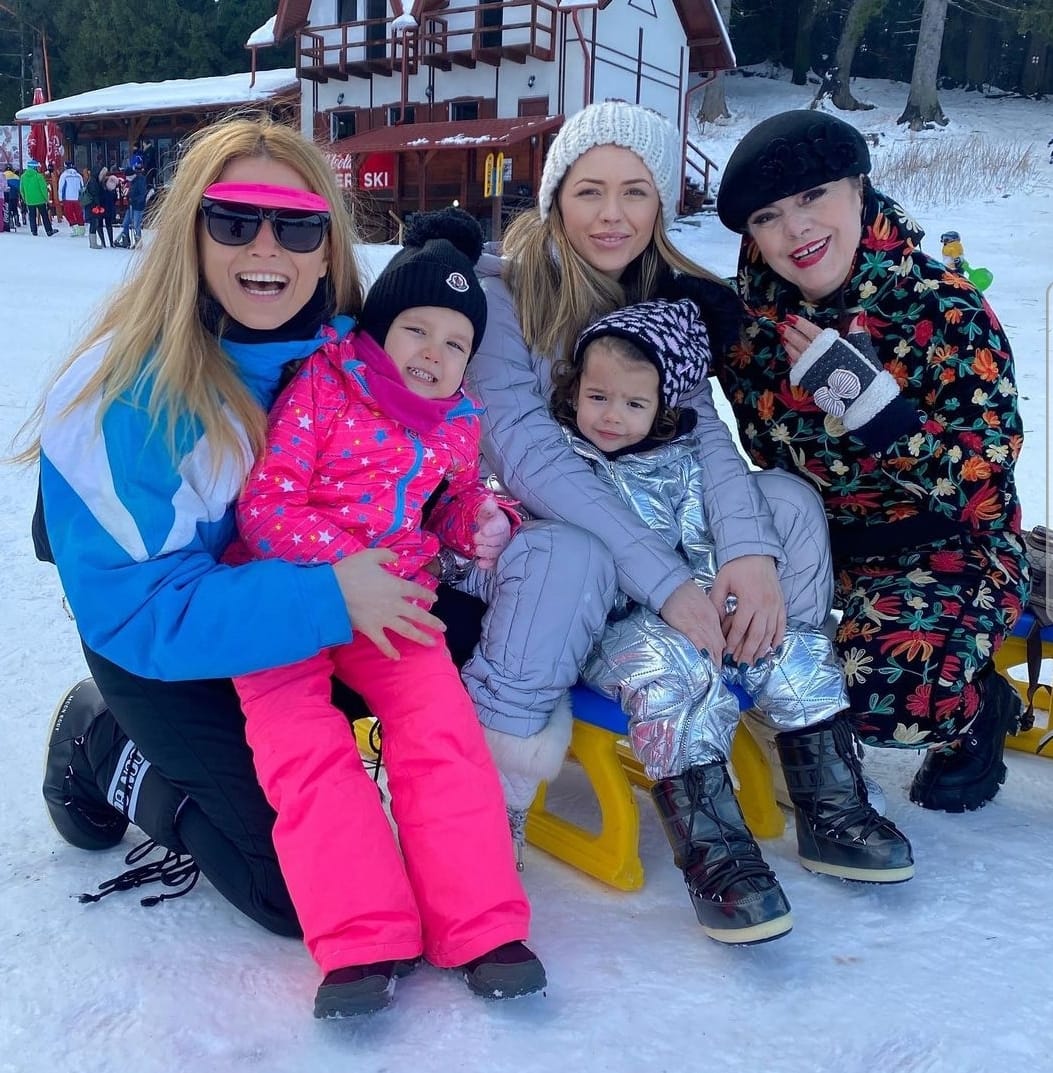 Elena Gheorghe, vacanță în familie cu duba: "Să pleci cu cinci copii la munte e o adevărată provocare"
