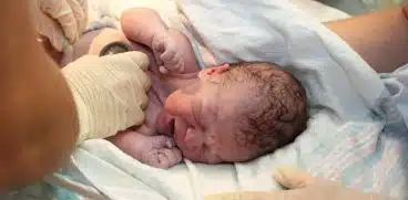 Primul copil născut în 2021: fetița unei adolescente de 15 ani. Bebelușul a venit pe lume de Revelion | Demamici.ro