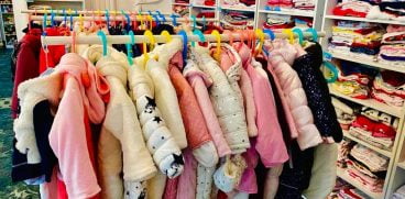 Magazinul cu hăinuțe pentru copiii nevoiași. Aici poți dona sau lua haine gratis pentru cei mici | Demamici.ro