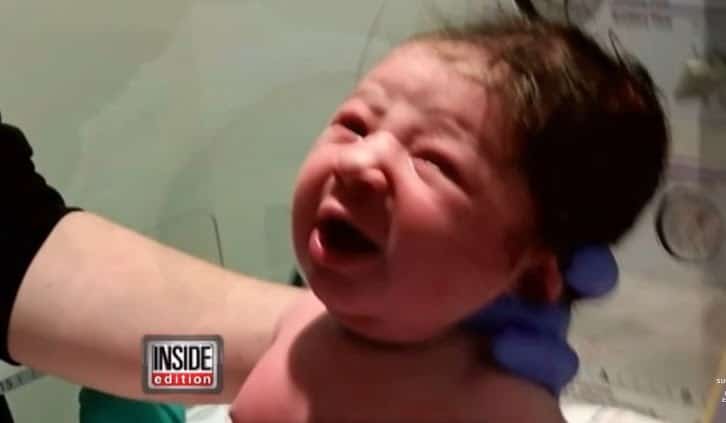 O mamă de 47 de ani a născut la exact o oră după ce a aflat că e însărcinată