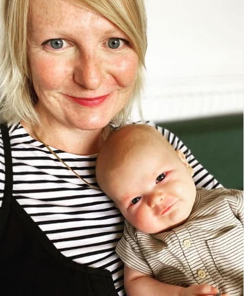 O gravidă de 41 de ani cu boala Lyme a născut un bebeluș de nota 10. Mamă singură, a apelat la fertilizare în vitro