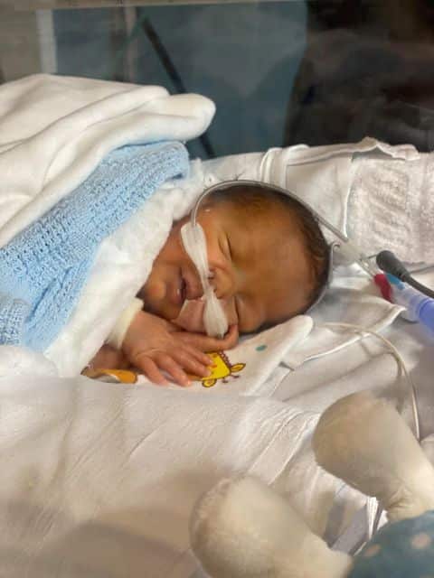 Româncă din Bacău a născut gemeni identici, cu probleme cardiace, în Marea Britanie. Povestea lui David și Theodor, micuții eroi care au depășit așteptările medicilor | Demamici.ro