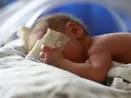 Naștere la Spitalul din Roman. O moașă arogantă și sticle de apă cărate la baie de proaspetele mămici. Povestea Alinei | Demamici.ro