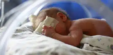 Naștere la Spitalul din Roman. O moașă arogantă și sticle de apă cărate la baie de proaspetele mămici. Povestea Alinei | Demamici.ro