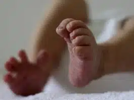 Bebelușul din Suceava aflat în stare critică după ce preotul l-a scufundat în cristelniță a murit | Demamici.ro