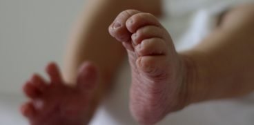 Bebelușul din Suceava aflat în stare critică după ce preotul l-a scufundat în cristelniță a murit | Demamici.ro