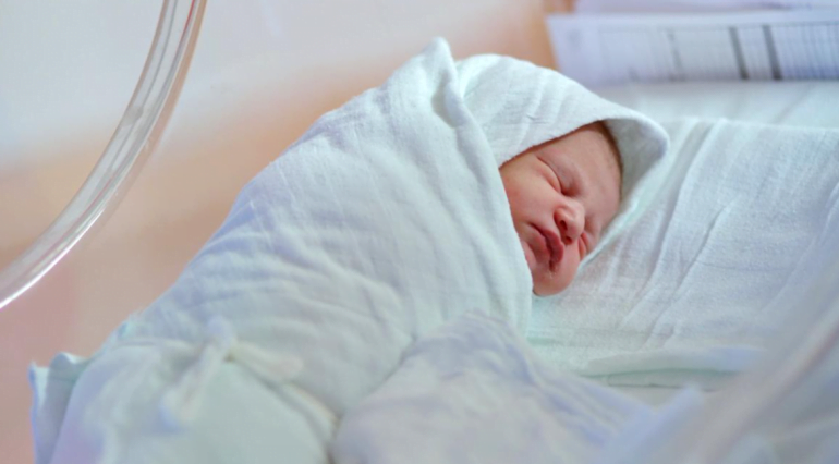 Profesoara din Vâlcea, care și-a lăsat fetița de 5 zile în scara blocului, a născut în mașină de frica soțului care nu-și mai dorea copii | Demamici.ro