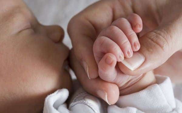Premieră medicală: O femeie cu transplant de uter a născut o fetiță perfect sănătoasă | Demamici.ro