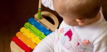 Ce jucării sunt potrivite pentru bebelușul tău în primul an de viață. Opțiuni ce contribuie la dezvoltarea armonioasă a copilului | Demamici.ro