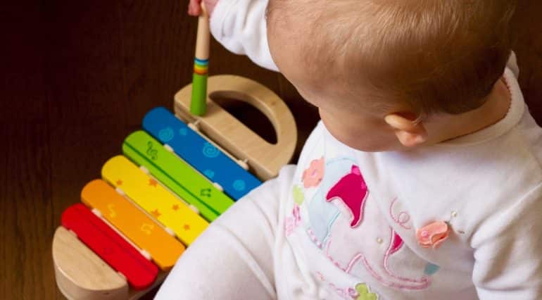 Ce jucării sunt potrivite pentru bebelușul tău în primul an de viață. Opțiuni ce contribuie la dezvoltarea armonioasă a copilului | Demamici.ro