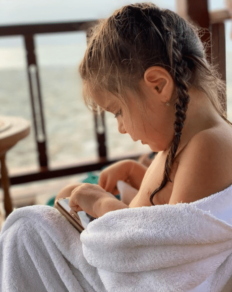 Laura Cosoi nu pozează în mama perfectă. Își lasă fetița pe tabletă: „Între copii și telefoane/ tablete există o atracție naturală!” | Demamici.ro