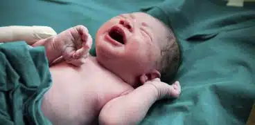 Naștere la Spitalul din Roman. Andreea, „certată” pentru că i-au trebuit copii atât de tânără | Demamici.ro