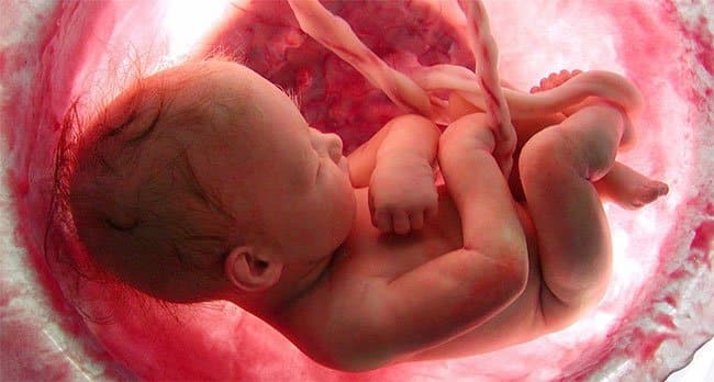 Premieră medicală: O femeie cu transplant de uter a născut o fetiță perfect sănătoasă