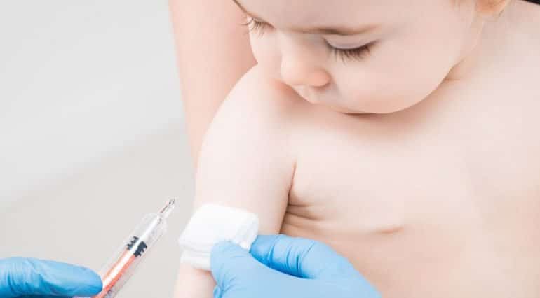 Cum ne ajutăm copilul să se calmeze după un vaccin | Demamici.ro