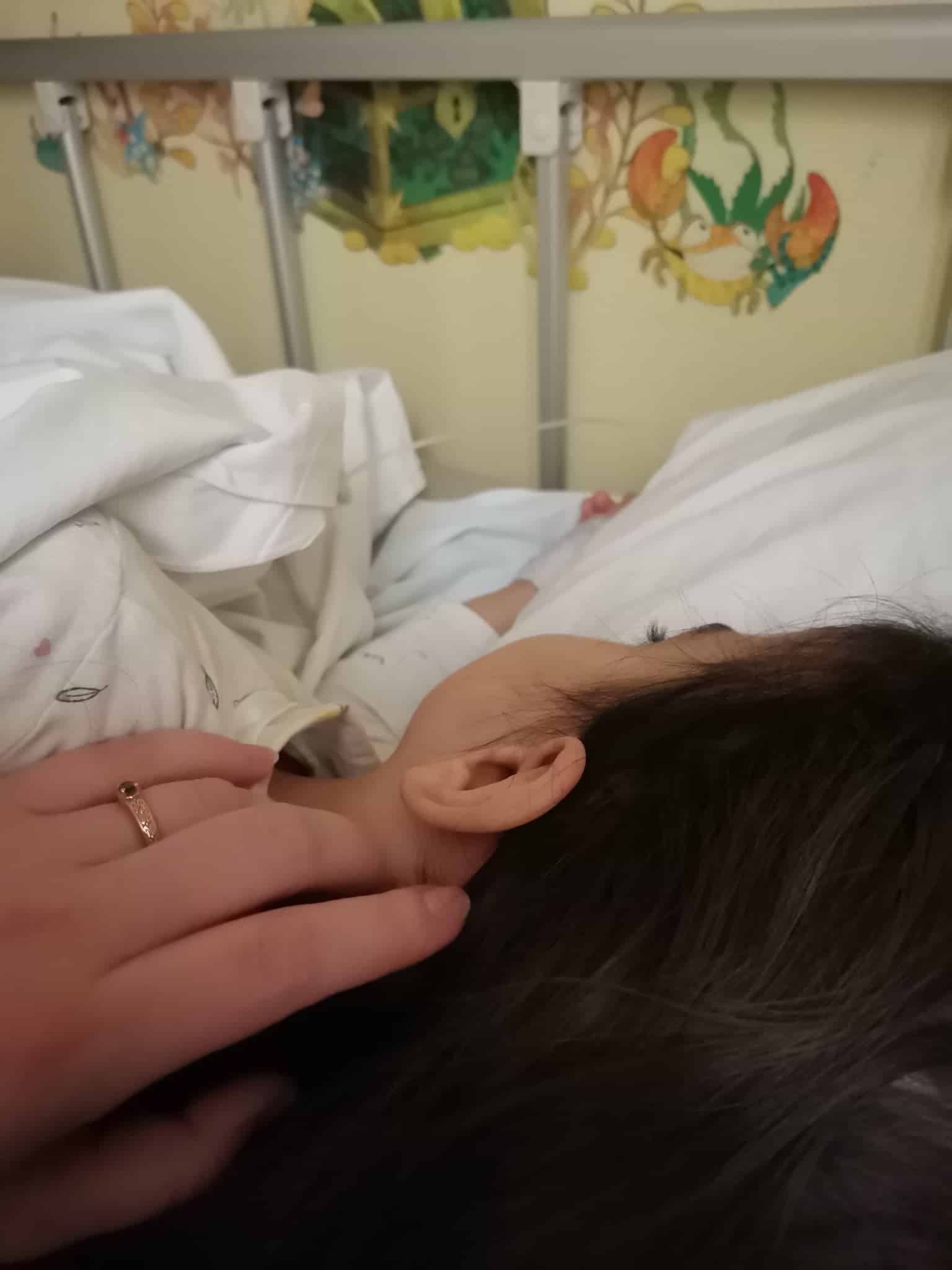 Alături de Sofia Emilia: „Mami, nu-mi da drumul din brațele tale!” La doar 4 ani, micuța luptă cu o formă rară de cancer cerebral | Demamici.ro