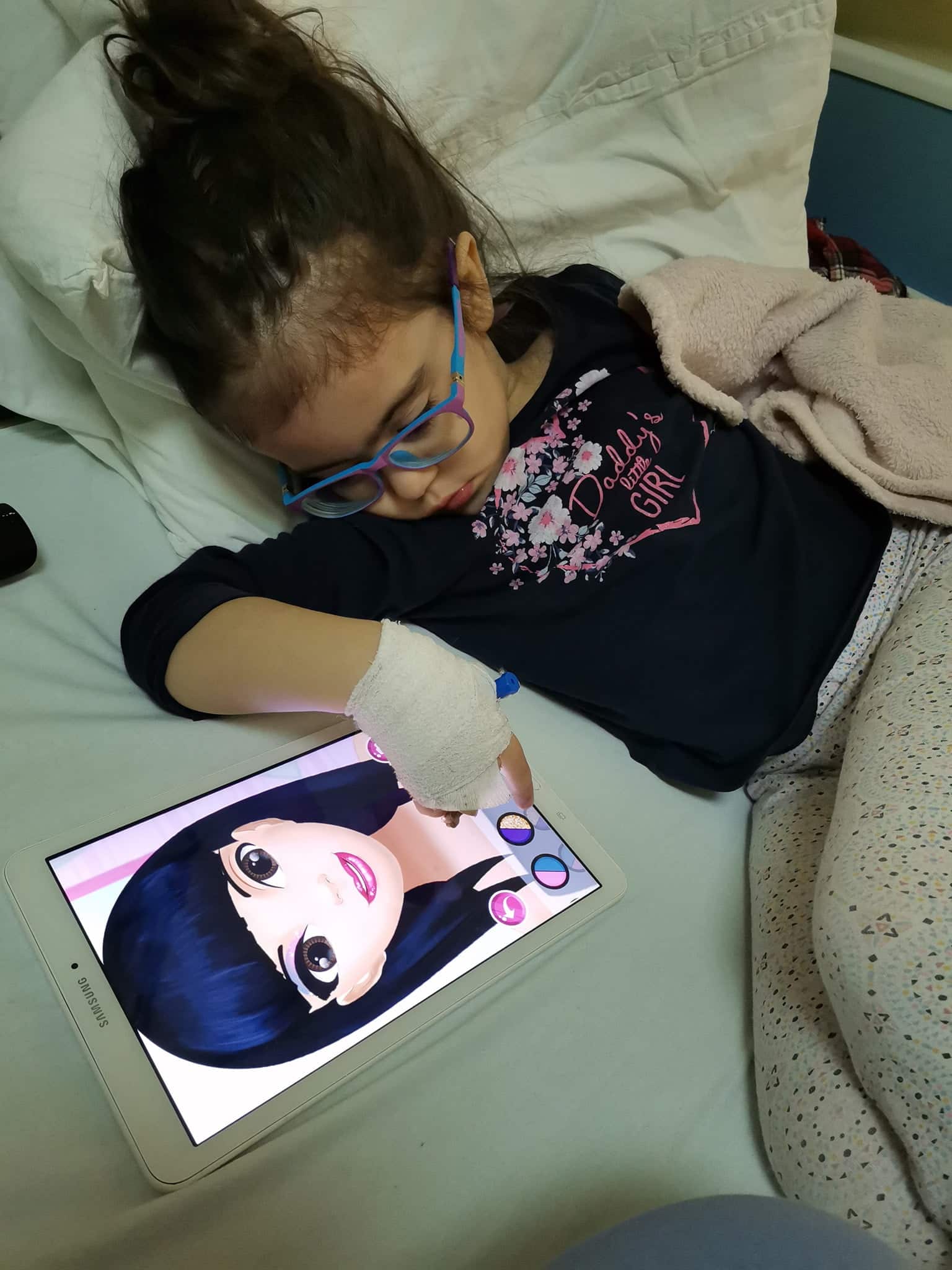 Alături de Sofia Emilia: „Mami, nu-mi da drumul din brațele tale!” La doar 4 ani, micuța luptă cu o formă rară de cancer cerebral | Demamici.ro