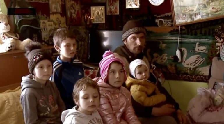 Cinci copii din Iași, rămași fără mamă după ce a fost răpusă de cancer: 