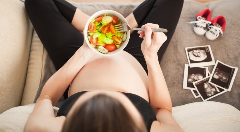 Ce mănânci în sarcină va deveni și mâncarea preferată a bebelușului. Iată la ce trebuie să fii atentă