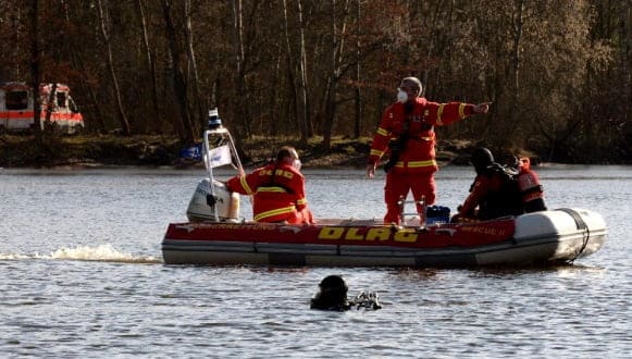 Doi frățiori români, de 8 și 9 ani, înecați într-un lac din Germania, după ce au vrut să-și recupereze mingea din apă