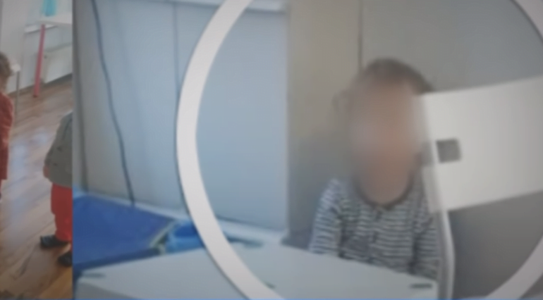 Copil de 2 ani, închis în țarc, la creșă. Mama: „Începuse să repete: nu ieși de acolo!” VIDEO