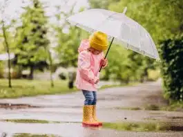 Plouă, lași copilul să se joace afară? Activități distractive de făcut pe timp ploios | Demamici.ro