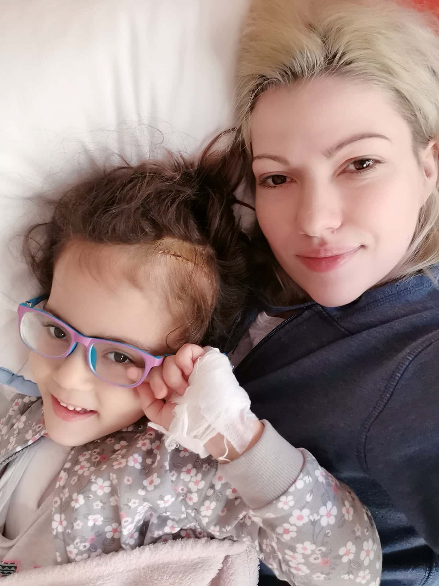 Alături de Sofia Emilia: „Mami, nu-mi da drumul din brațele tale!” La doar 4 ani, micuța luptă cu o formă rară de cancer cerebral | Demamici.ro