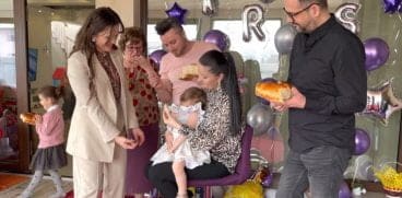 Gabriela Cristea i-a rupt turta fetiței sale la 2 ani. Ce a ales micuța Iris de pe tavă VIDEO | Demamici.ro