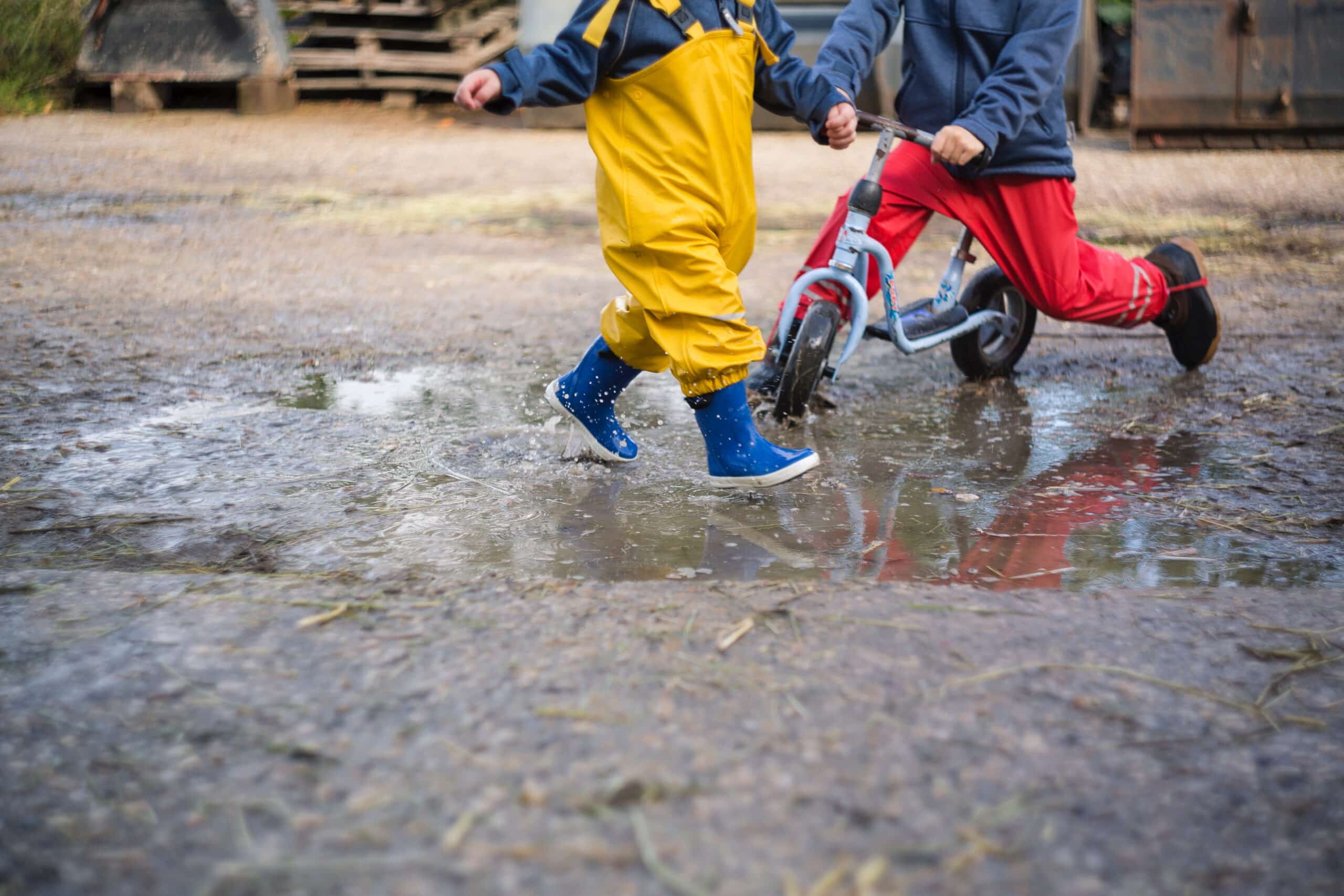 Plouă, lași copilul să se joace afară? Activități distractive de făcut pe timp ploios | Demamici.ro