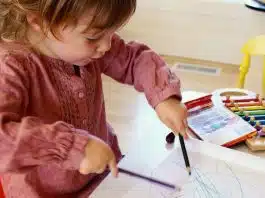 Dreptaci sau stângaci? Cum poți afla, din timp, care este mâna dominantă a copilului tău | Demamici.ro