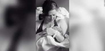 Fără saltea moale, fără pături și perne! Un bebeluș de o lună a murit, în timp ce dormea cu mama în pat | Demamici.ro