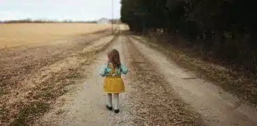 Tragedie într-o familie din Suceava. O fetiță de 3 ani, călcată cu mașina de propriul tată, din greșeală | Demamici.ro