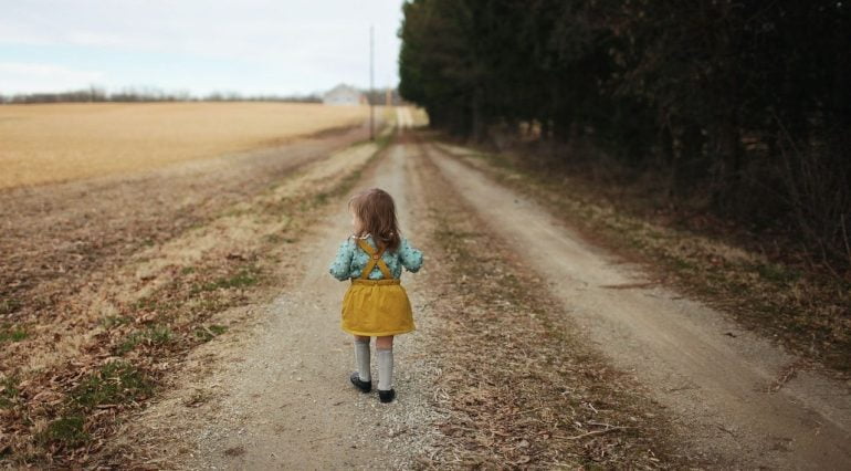 Tragedie într-o familie din Suceava. O fetiță de 3 ani, călcată de mașină de propriul tată, din greșeală